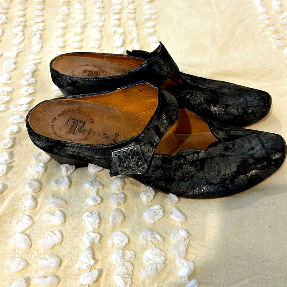 Size 40 (US size 8.5) clogs! Good bit of wear but still in outstanding shape!